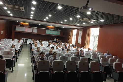 任港社区:组织党员观看《万里长征的宣言书》