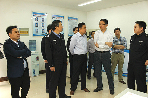 首页》 崇川新闻 》   街道党工委书记王建明详细汇报了城南新村社区"