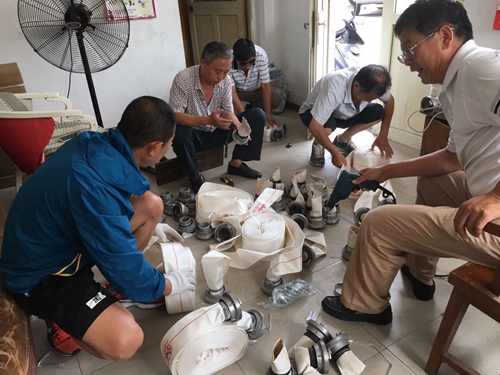 学田果园:社区监督物业更换老化消防水带