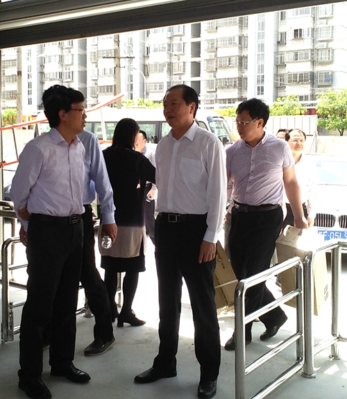 章树山视察文峰街道红星路临时农贸市场