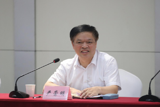 区人大常委会主任,党组书记严崇明出席会议并讲话.